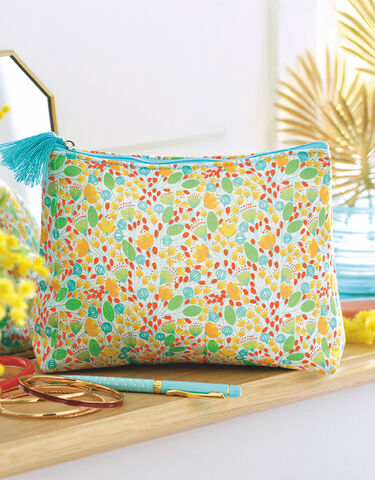 507083-00 Blanche Porte cadeau une trousse fleurie.jpg