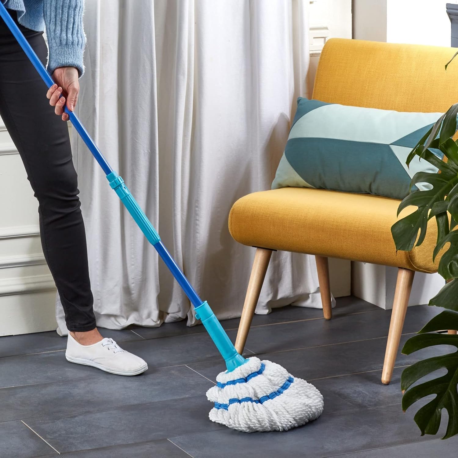 Balai serpillère Spontex Twist Mop avec franges microfibre et système d’essorage intégré, idéal pour carrelage, stratifié et bois.