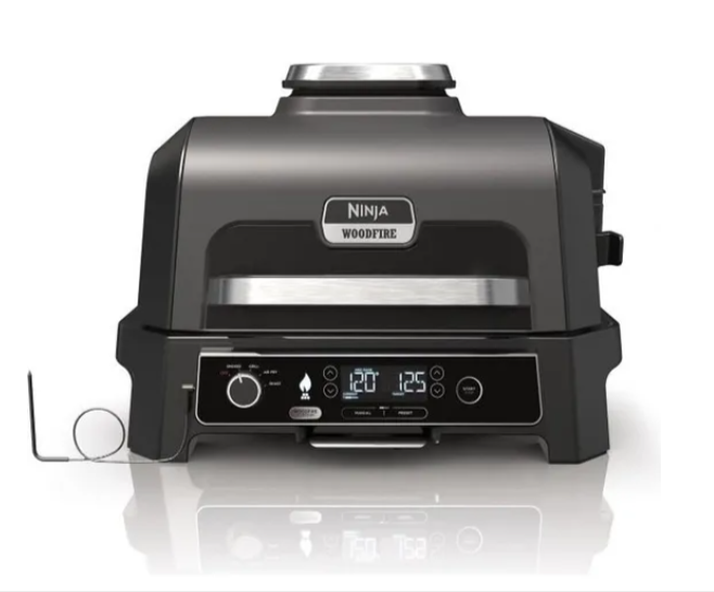 Barbecue électrique et fumoir NINJA Woodfire Pro XL avec thermomètre intégré, technologie Woodfire pour des grillades au goût fumé authentique.