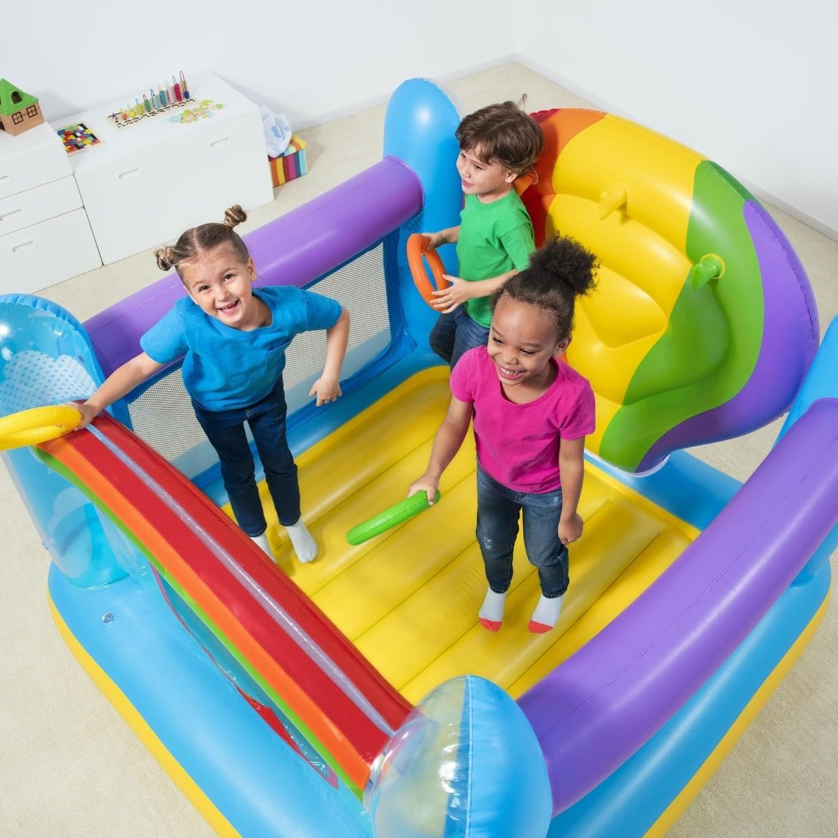 Trampoline gonflable Bestway montgolfière arc-en-ciel, avec anneaux de lancer et parois filet, pour enfants de 3 à 6 ans
