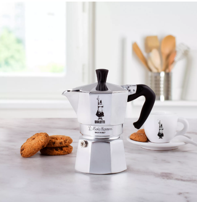 Cafetière italienne Bialetti Moka Express Silver 6 tasses, en aluminium, pour un expresso authentique, compatible tous feux sauf induction, avec valve de sécurité.