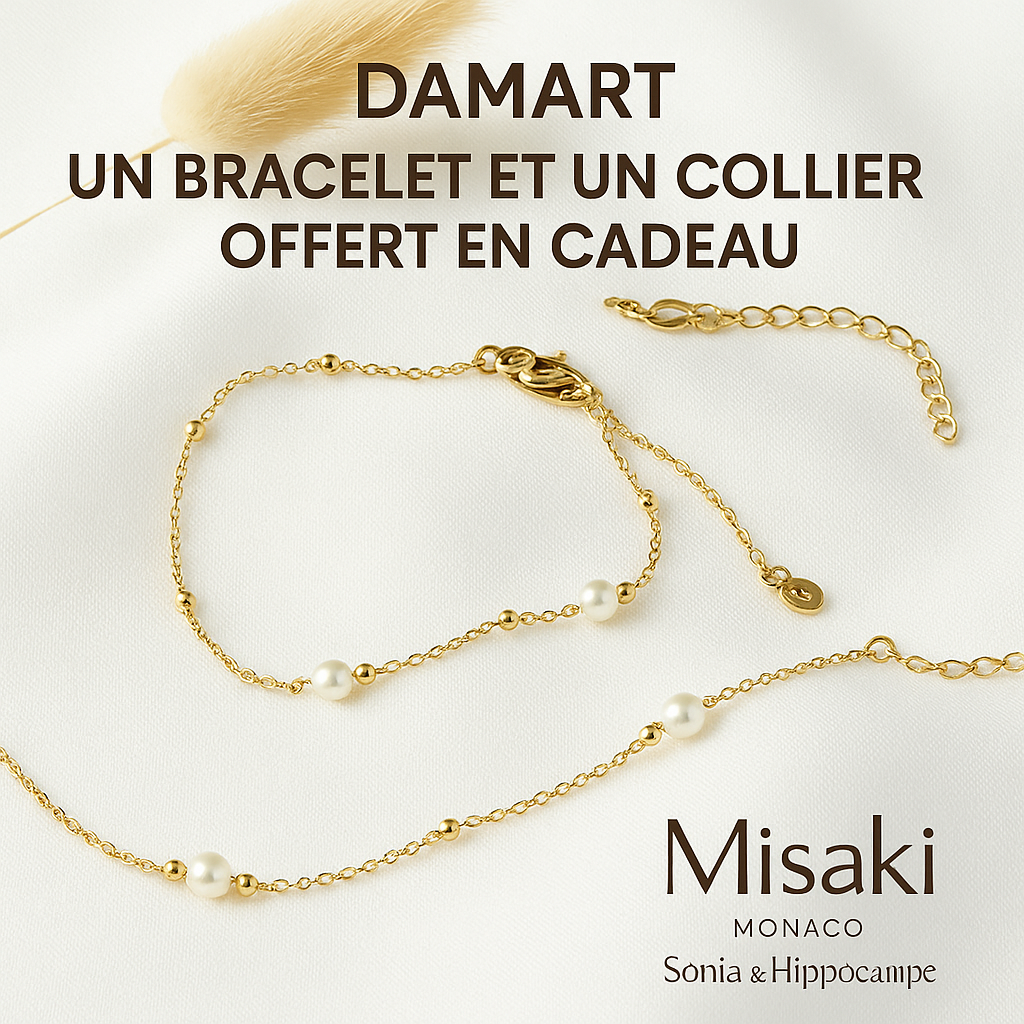 Bracelet et collier dorés Misaki Monaco offerts en cadeau chez Damart, chaîne fine avec perles nacrées sur fond tissu blanc, bon plan Clubpromos