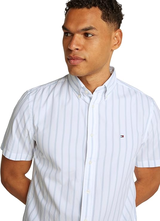 Chemise homme Tommy Hilfiger manches courtes Flex Poplin en coton BCI, col semi-italien bleu blanc – Élégance décontractée