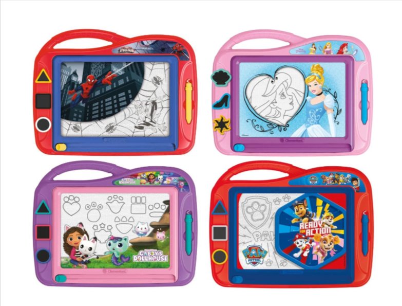 Tableau magique Clementoni 300×400×25 mm avec poignée, stylo à cordon, 3 tampons et curseur-gomme – thèmes Spiderman, Princesses, Dinosaure, Gabby – promo Lidl 8,99 €.
