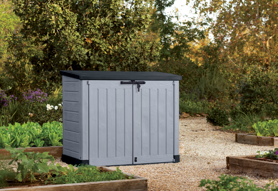 Coffre de jardin Keter Sio Max en résine 1200 L noir et gris effet bois, avec double ouverture, vérins d’assistance, système cadenassable, résistance à l’eau et aux intempéries, disponible en promotion chez Castorama.