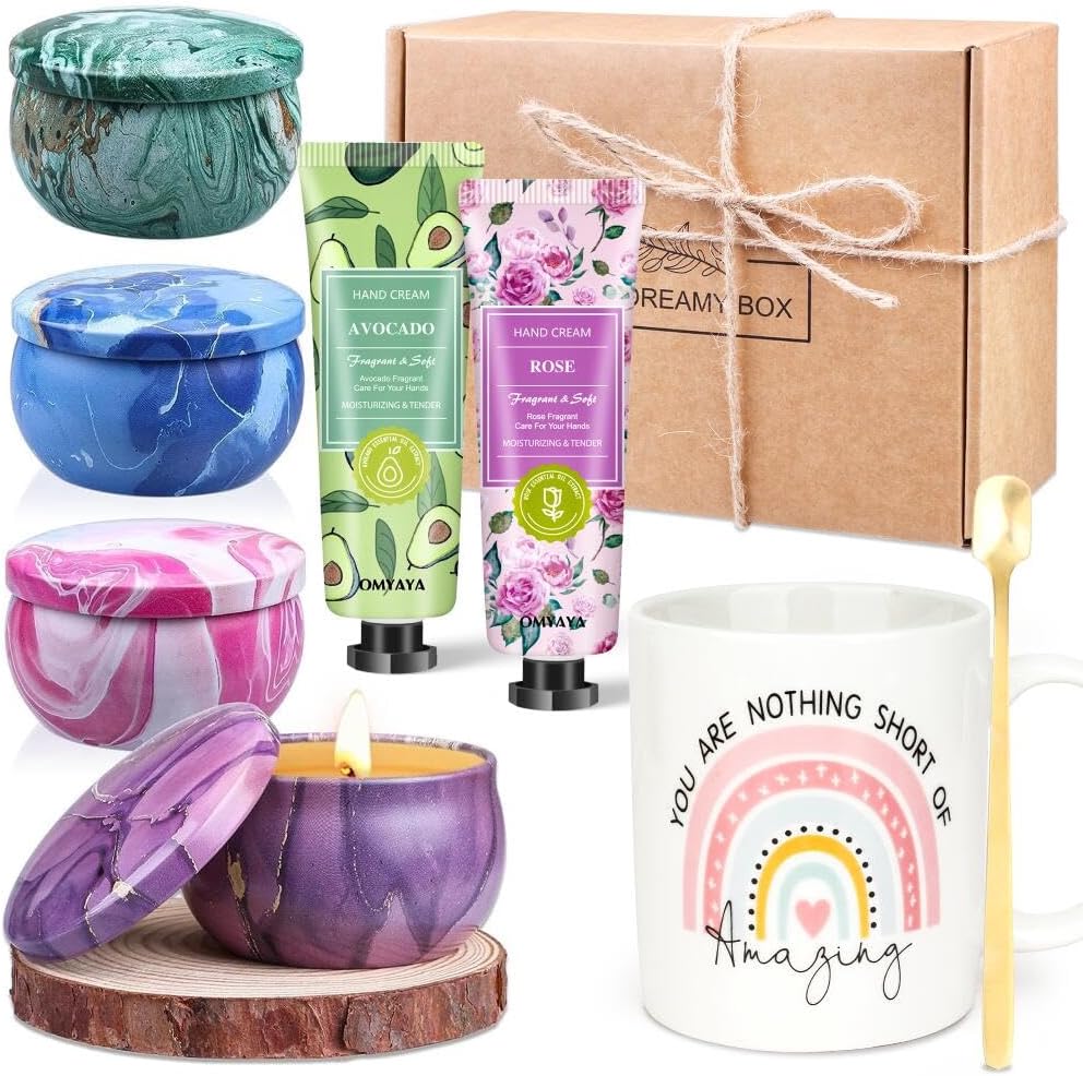 Coffret cadeau femme pas cher sur Amazon avec bougies parfumées, mug arc-en-ciel, bougeoir en bois et crèmes mains hydratantes, idée de cadeau de Noël cocooning à petit prix.