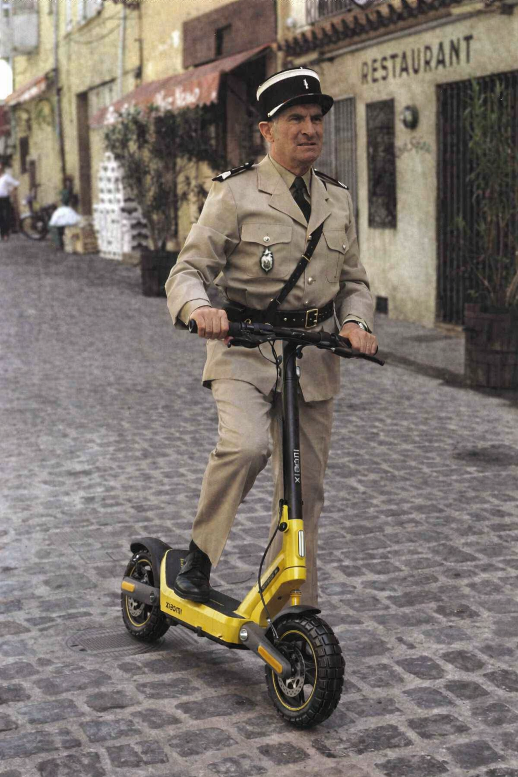 Gendarme sur trottinette électrique jaune.png