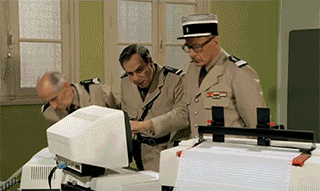 Gendarmes St Tropez avec vieil ordinateur.gif