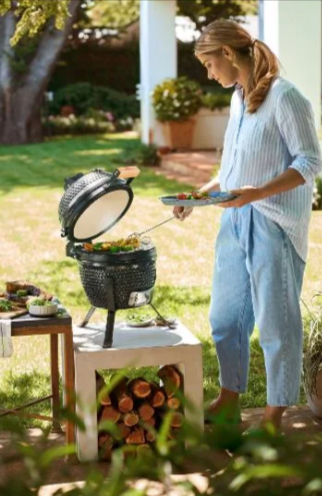 Le Mini barbecue kamado en céramique GRILLMEISTER de chez Lidl est une excellente option pour ceux qui cherchent à profiter de délicieuses grillades tout en bénéficiant d'un format compact et pratique. Avec son design en céramique, ce barbecue permet une excellente rétention de la chaleur, garantissant une cuisson uniforme et savoureuse de vos viandes et légumes.  Adapté pour les petits espaces comme les balcons ou les jardins urbains, ce modèle se distingue par son rapport qualité-prix qui en fait une offre très attractive. Que ce soit pour des barbecues en famille, entre amis ou même pour un repas en solo, ce mini kamado vous permettra de préparer des plats grillés sans encombre.   Sa légèreté et sa taille réduite le rendent facile à déplacer, tandis que sa conception robuste assure une durabilité dans le temps. Profitez avec le GRILLMEISTER d'une expérience de barbecue authentique, tout en respectant votre budget. Ne manquez pas cette bonne affaire pour agrémenter vos repas d'été avec des saveurs grillées irrésistibles !