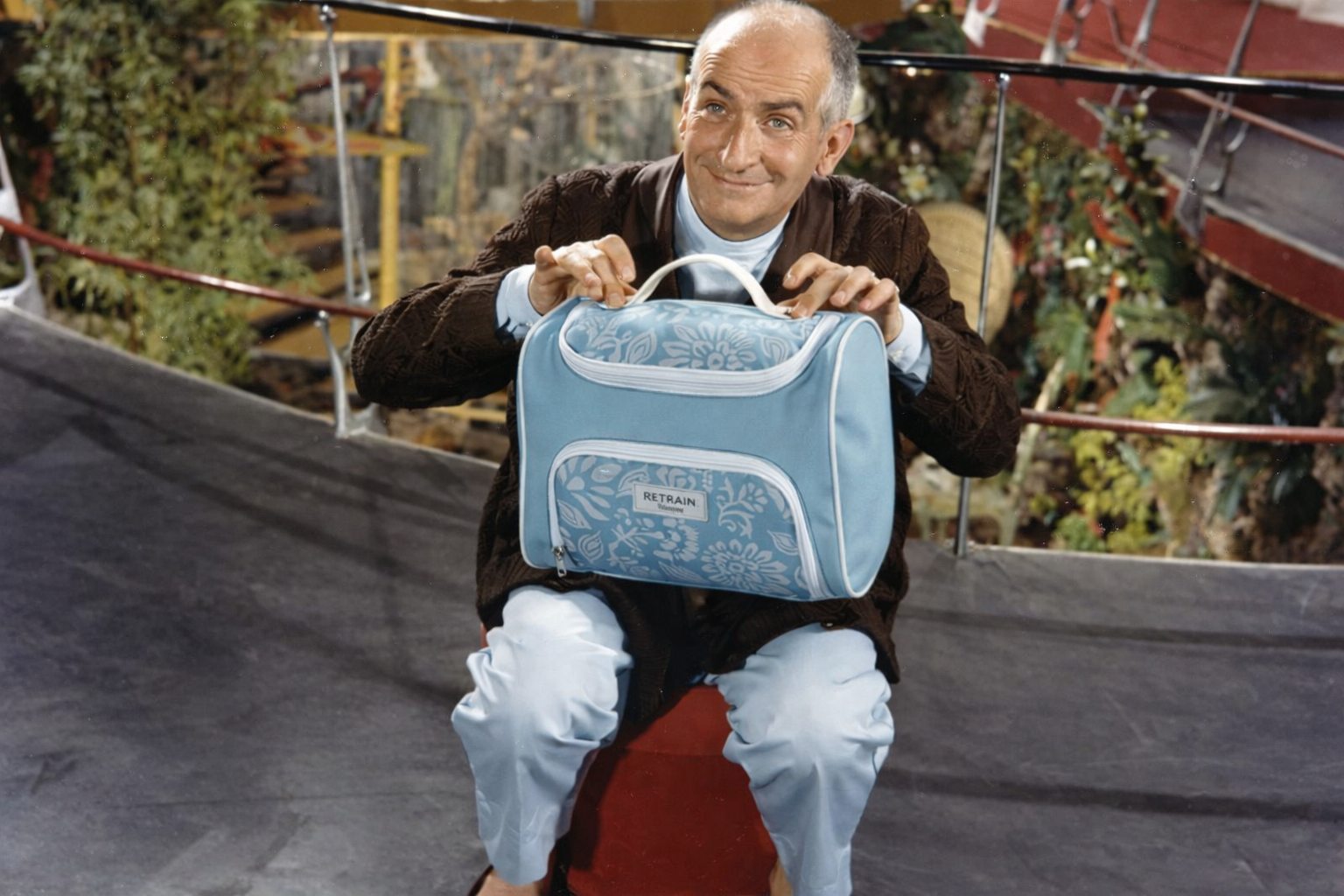 Homme avec sac de toilette bleu.png