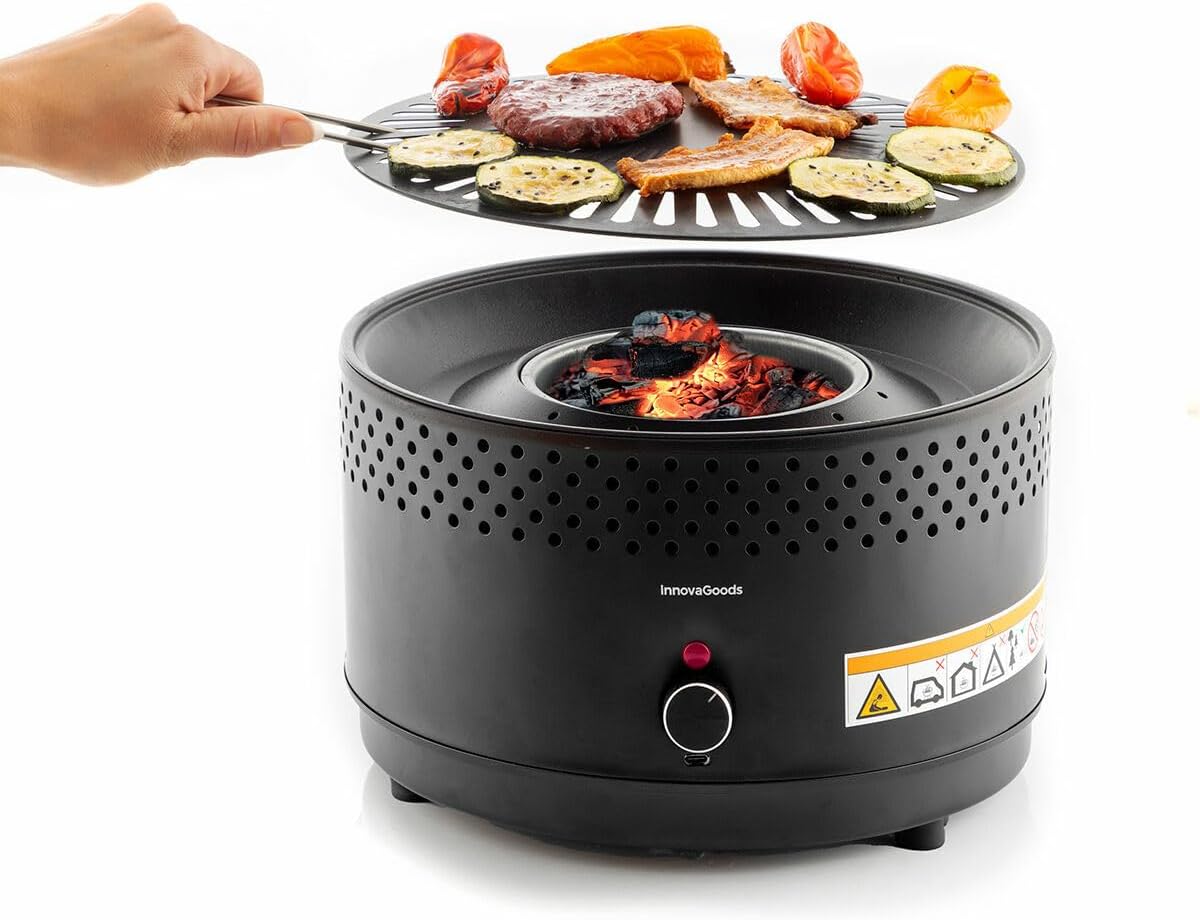 Mini barbecue charbon portable pliable InnovaGoods 28,5 × 28,5 × 18 cm, ventilateur interne et régulateur d’air, alimentation piles AA ou USB-C, grille réversible, bac récupérateur de graisse, sac de transport, prix 54,95 € sur Amazon