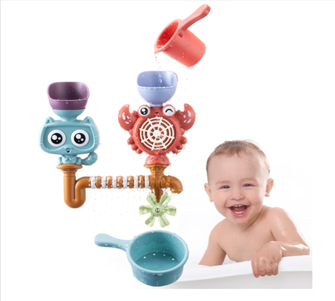Jouet de bain Navaris pour bébé avec fontaine à eau interactive, roues mobiles, fixation par ventouses et deux gobelets verseurs, conçu pour stimuler l'éveil sensoriel et la coordination pendant le bain, disponible à 4,49€ sur Amazon