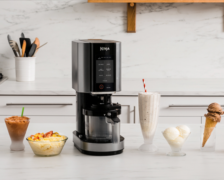 Machine à crème glacée et sorbetière Ninja CREAMi NC300EU – 1,4L – 7 programmes automatiques pour glaces maison, smoothies et desserts personnalisés – modèle noir/argent