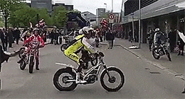 Moto.Corde.A.Sauter.gif
