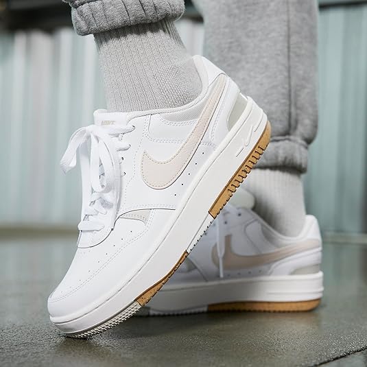 Sneakers Nike Gamma Force femme blanc Phantom Light Bone Sanddrift, design rétro inspiré du basketball, plateforme légère, mélange cuir/mesh/daim, semelle Nike Grind recyclée, confort lifestyle.