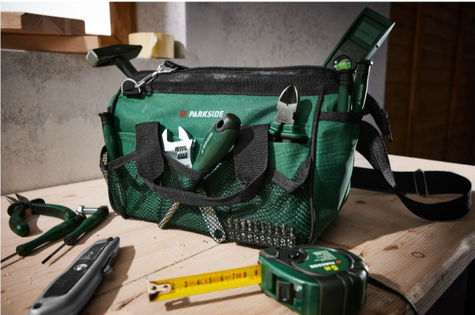 Sac à outils PARKSIDE® 23 pièces avec pinces, marteau, clés, tournevis, embouts et mètre ruban, sacoche compacte 30×16×18 cm, charge max 2,5 kg, idéal premier équipement bricolage.