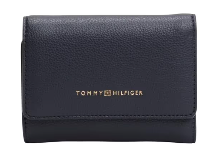 Portefeuille Tommy Hilfiger Logotape Trifold Petit, en polyuréthane, avec fentes pour cartes, compartiment pour billets, finition effet grain plat et plaque monogramme TH, pour un style élégant et pratique.
