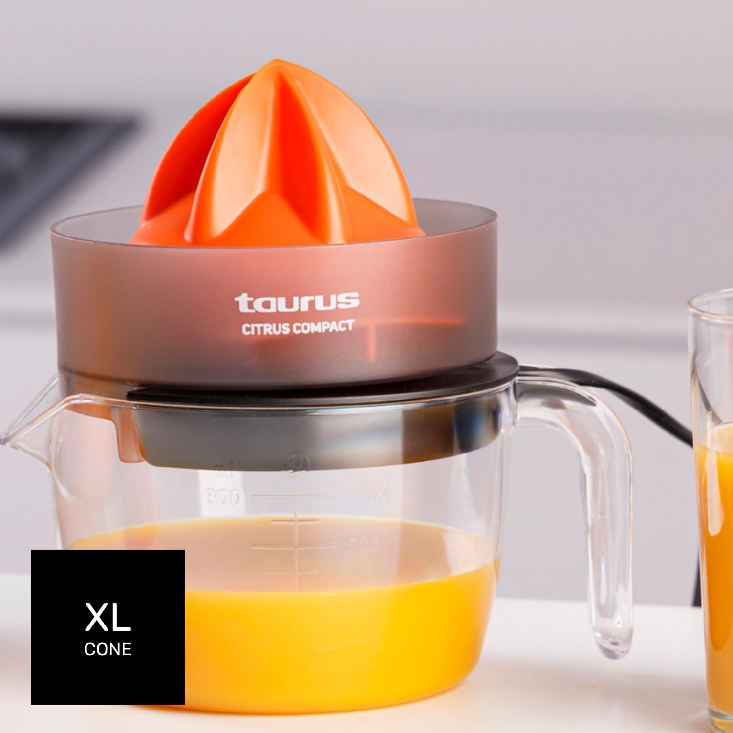 Bon plan Amazon sur le presse-agrumes électrique Taurus Citrus Compact, capacité 800 ml, double rotation, lave-vaisselle, sans BPA et silencieux. Parfait pour un jus d’orange frais chaque matin.