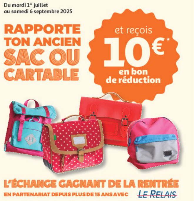 Pile de cartables et sacs à dos usagés déposés à l'accueil d'Auchan avec panneau 'Échange Gagnant : 10€ offerts par article repris