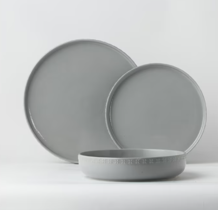 Photo d'un service vaisselle Carrefour Home 12 pièces (assiettes plates, creuses et dessert) de couleur grise ou de l'un des autres coloris disponibles. Offre de 9,99 € via 20 € de bons d'achat.