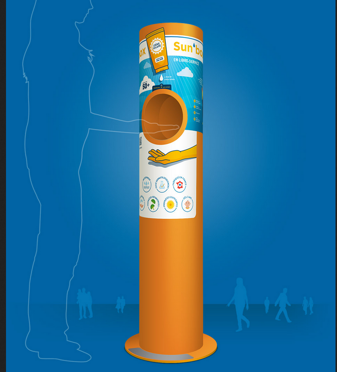 Distributeur Sun Box à La Rochelle délivrant de la crème solaire indice 50 gratuite sur la plage, avec panneau de prévention contre le cancer de la peau