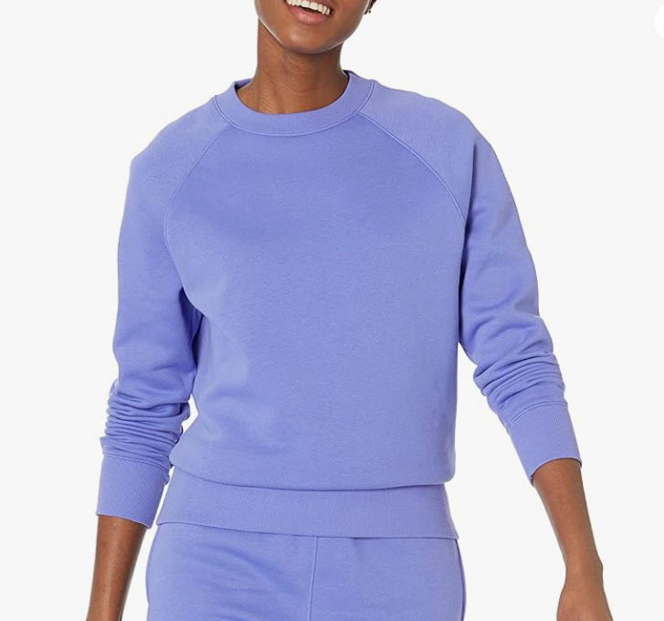 Sweat-shirt femme Amazon Essentials à col rond et manches longues en coloris bleu violet, coupe décontractée et grandes tailles disponibles, présenté en vue de face sur fond neutre, bon plan Amazon à 13,73€ pour un basique chaud et confortable du quotidien.