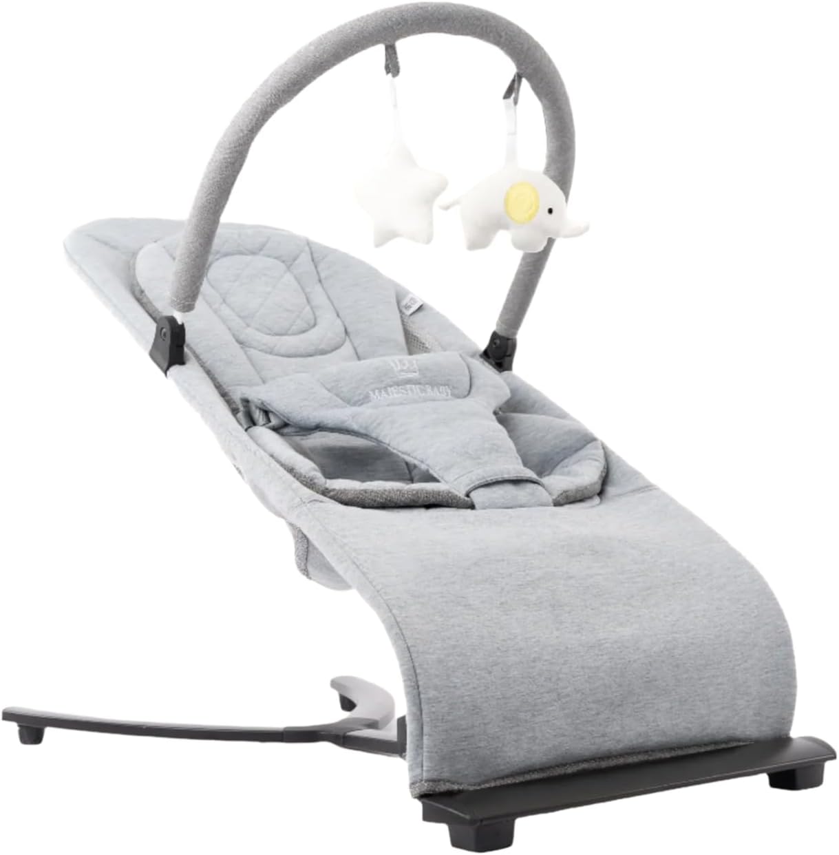 La transat bébé ergonomique Majestic Baby Legacy est un choix idéal pour les parents soucieux du confort et du bien-être de leur enfant. Conçue avec un balancement naturel, elle favorise un apaisement optimal pour les nourrissons, les aidant à s'endormir paisiblement. Avec trois positions réglables, cette transat s'adapte facilement aux besoins de votre bébé, que ce soit pour jouer, se reposer ou s'endormir.   De plus, le tissu lavable est un plus considérable, facilitant le nettoyage et maintenant un environnement sain et hygiénique pour votre petit. Disponible en deux coloris élégants, gris ou noir, elle s'intègre harmonieusement dans la décoration de votre maison tout en offrant toutes les fonctionnalités nécessaires pour les premières étapes de la vie de votre enfant. Vous pouvez la trouver facilement sur Amazon, ce qui rend l'achat encore plus pratique. Investir dans cette transat, c'est assurer à votre bébé un confort inégalé tout en simplifiant la vie quotidienne des parents.