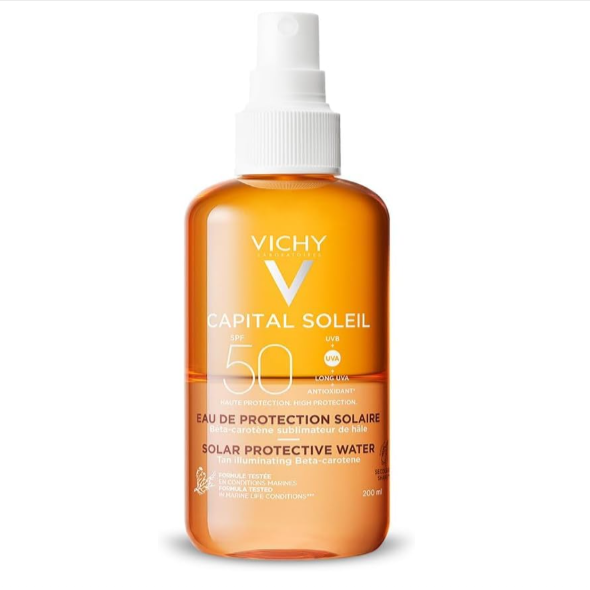 Vichy Capital Soleil Eau de Protection Solaire SPF 50 200 ml en spray, enrichie en bêta-carotène, protection UVA UVB pour peaux sensibles, texture biphasée légère, fini invisible et bronzage visiblement sublimé, disponible en promotion sur Amazon.