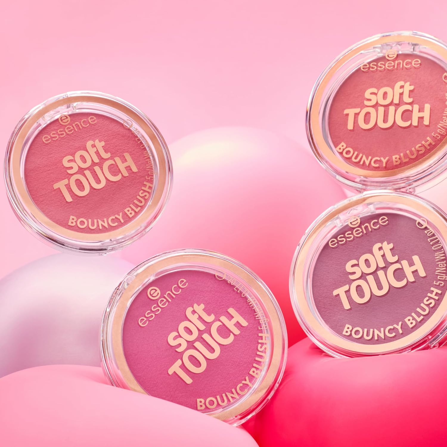 Blush Essence Soft Touch Bouncy teinte 10 Antique Bloom appliqué sur pommettes, rendu velouté rose nude, packaging compact 5,8 cm, vegan, cruelty-free, disponible sur Amazon à 2,99 €, photo packshot + swatch lumière naturelle.
