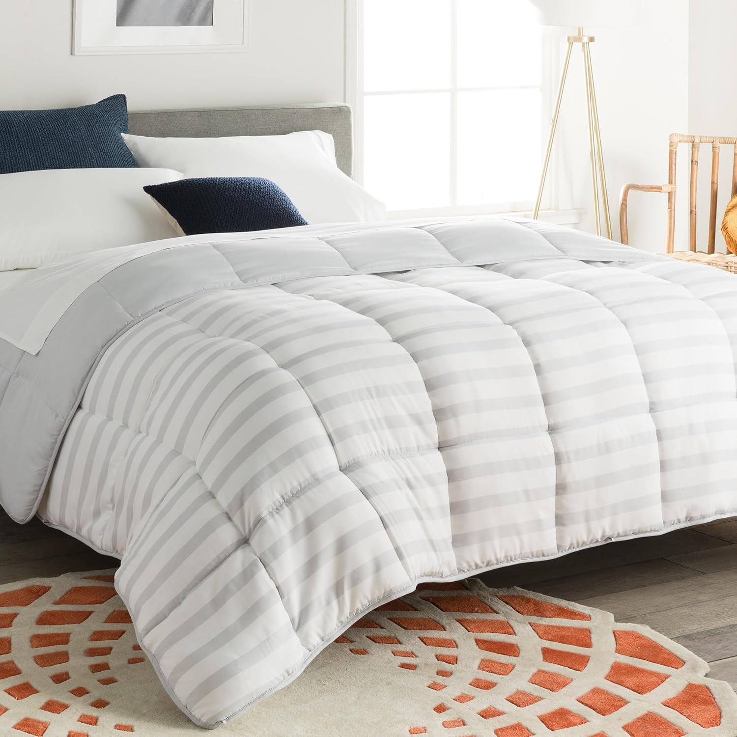  Couette 4 saisons Linenspa 200×200 cm — microfibre 300 g/m², réversible uni/rayé, 8 boucles d’angle, lavable machine, label OEKO-TEX, garantie 3 ans »