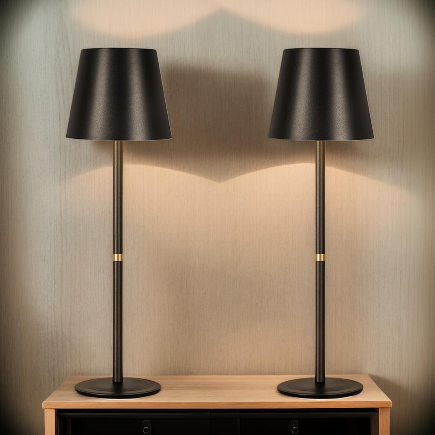 Lot de 2 lampes LED sans fil OUTON noires, recharge USB-C 4000 mAh, 3 températures de couleur, étanches IP54, prix 19,99€ sur Amazon