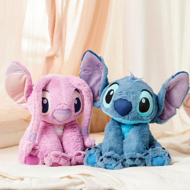 Duo de peluches Stitch et Angel Disney Store en promotion à 18€ pièce au lieu de 32,90€, peluches officielles Lilo et Stitch extradouces, bon plan cadeaux Noël enfants et fans Disney.