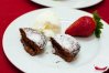 Petit-Gâteau-com-Gelado-e-Morangos-1.jpg