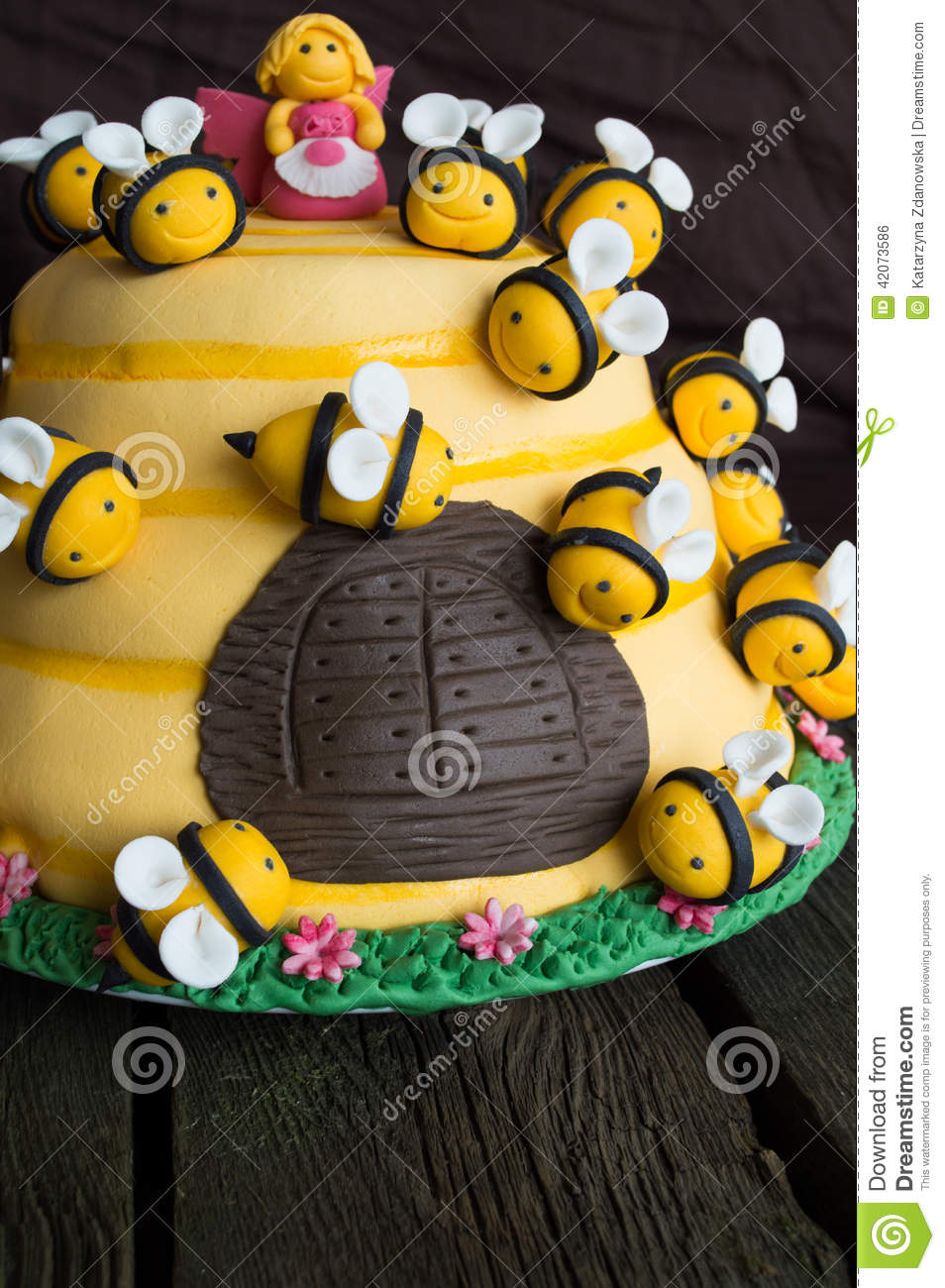 g%C3%A2teau-d-anniversaire-des-enfants-sous-forme-de-ruche-avec-des-abeilles-42073586.jpg