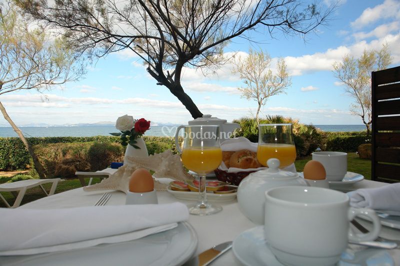DESAYUNO-FRENTE-EL-MAR.jpg
