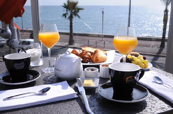 petit-dejeuner-en-terrasse.jpg