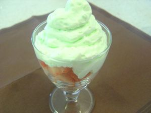 chantilly-verte-sur-lit-de-fraise00325.jpg