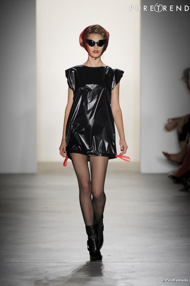 516549-la-robe-sac-poubelle-chez-jeremy-scott-637x0-3.jpg