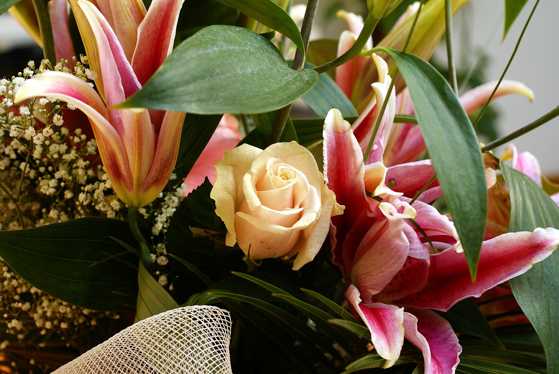 lilium-and-peach-rose-bouquet-00774.jpg