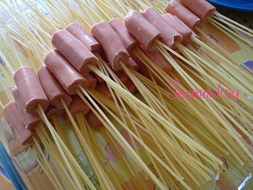 enfile-spaghettis-sur-saucisses-L-fFURGv.jpeg