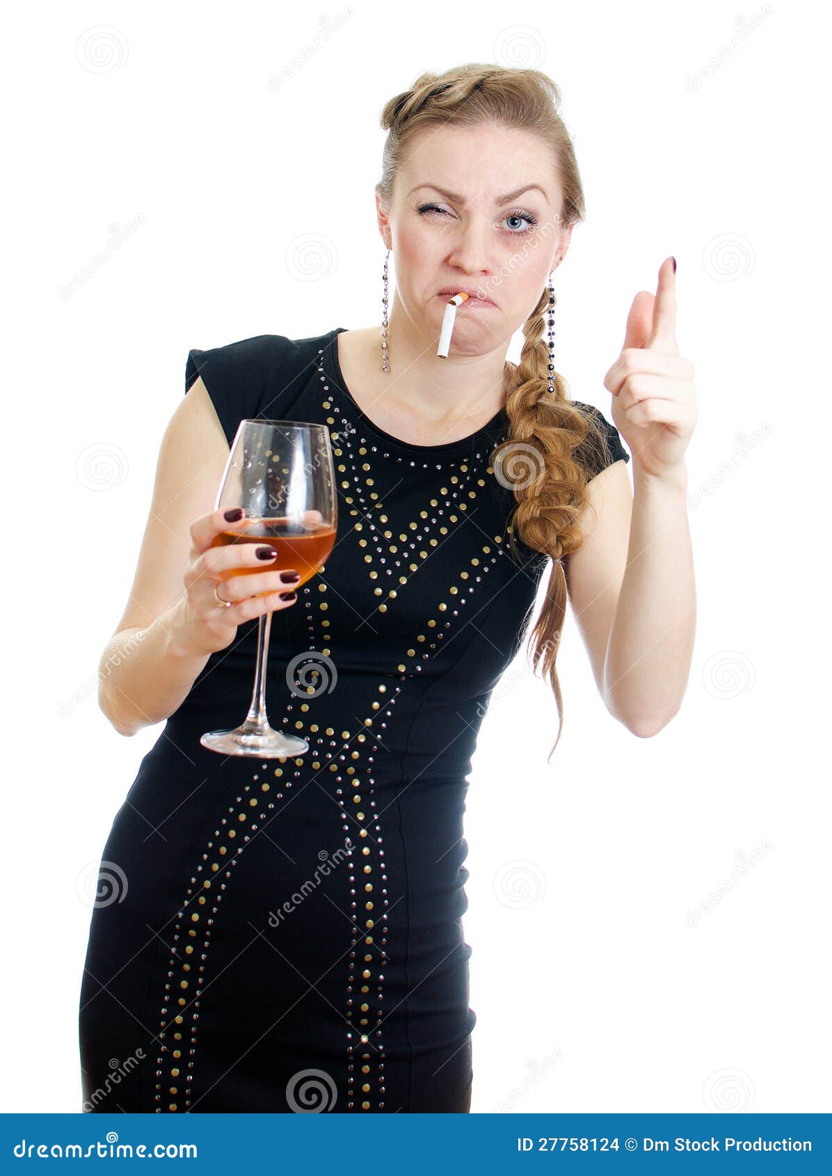 femme-ivre-avec-la-cigarette-et-le-vin-27758124.jpg
