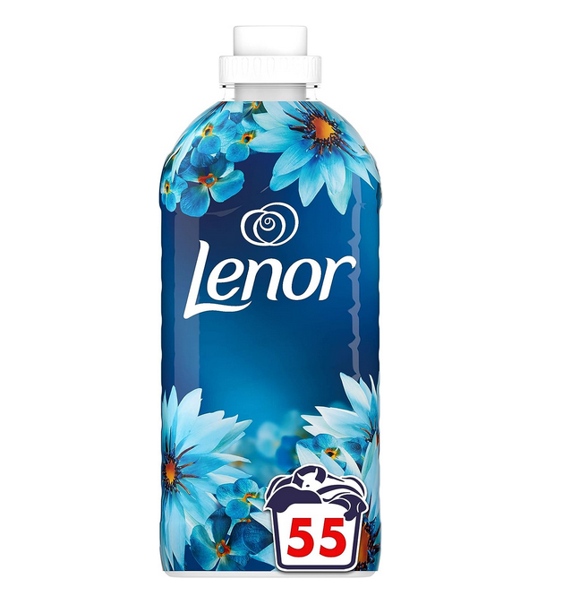 Bouteille d'assouplissant Lenor avec étiquette de promotion.